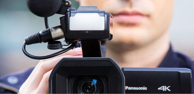 Видеокамера Panasonic AG-CX10 спереди 